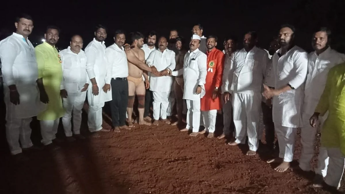 दुभती म्हैस, पाच बकरे जिंकण्यासाठी ५०० मल्ल आखाड्यात; नागेश राक्षेने मारली बाजी