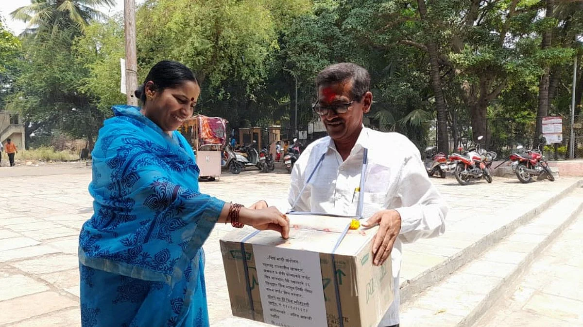 शेतकऱ्याचे लोकप्रतिनिधींच्या वीजबिलासाठी भिकमागो आंदोलन