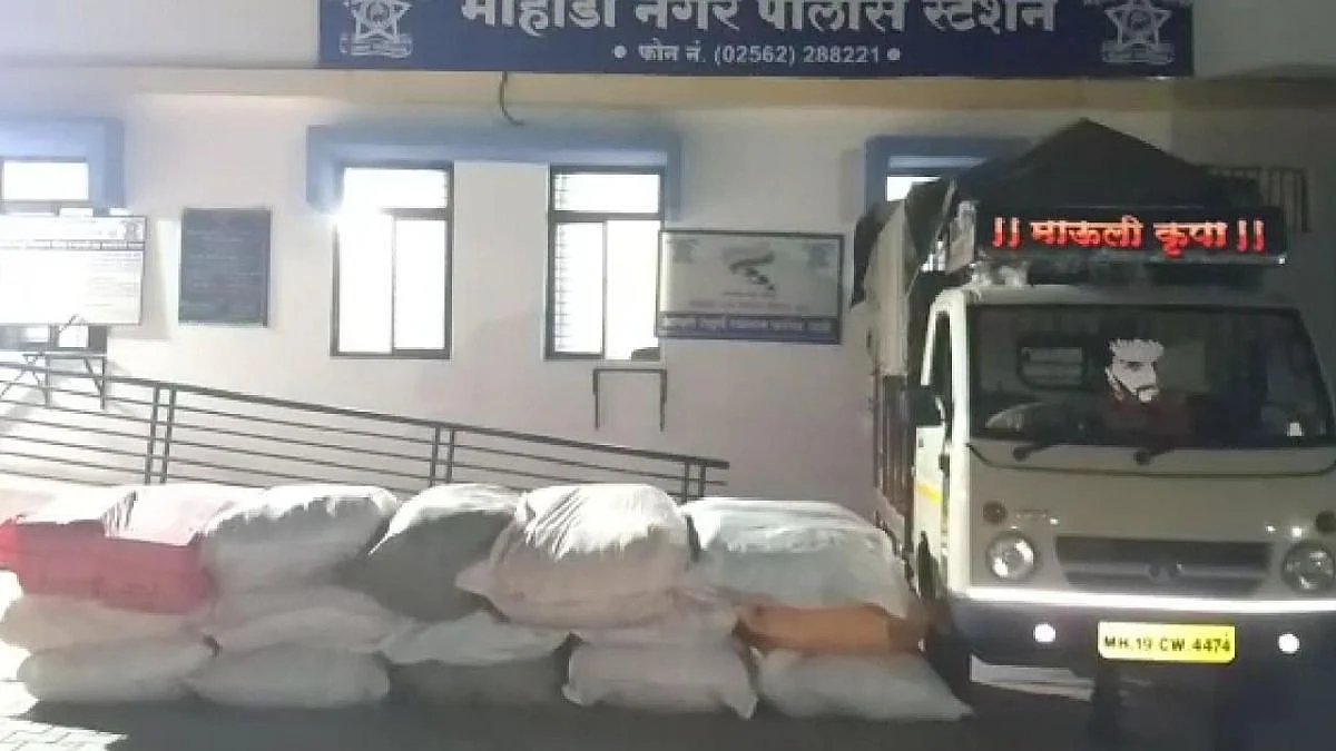 Dhule: पोलिसांनी जप्त केला लाखोंचा गुटखा