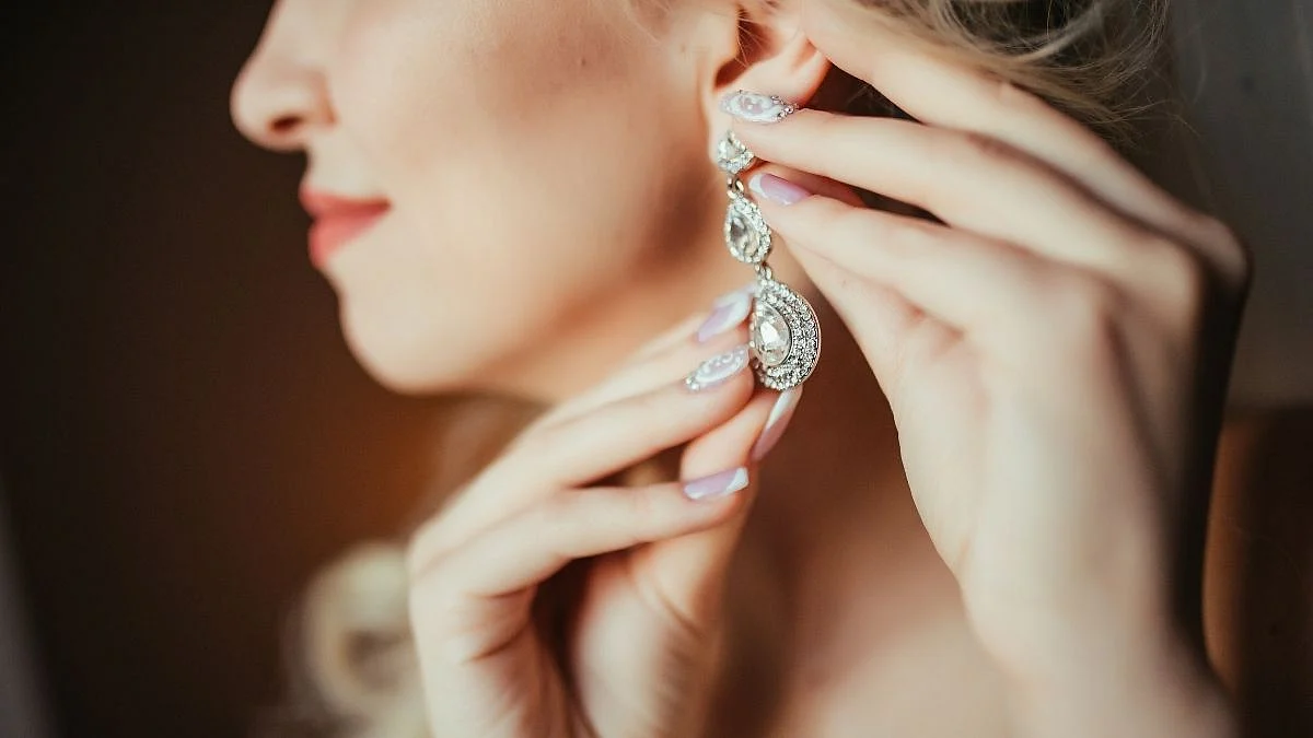 Fashion: इअरिंग्जची निवड चेह-याच्या ठेवणीनुसार करा.