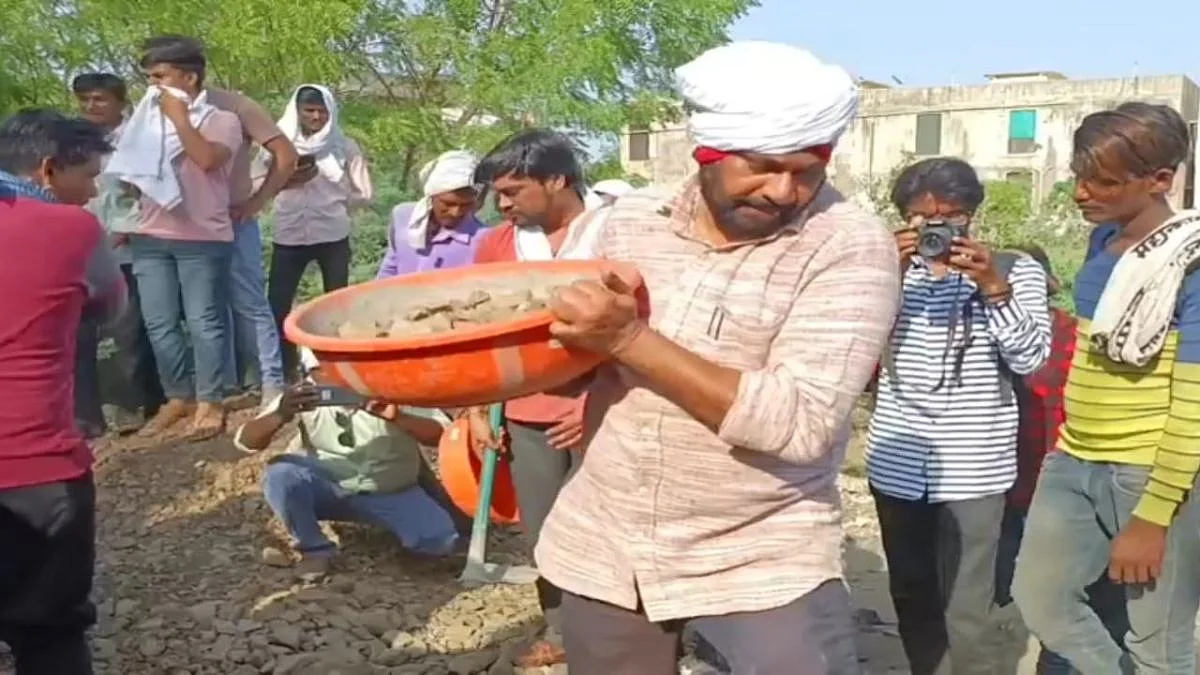 बच्चू कडूंचे भर उन्हात श्रमदान, भ्रष्टाचाराचे आरोप झाल्याने दु:खी