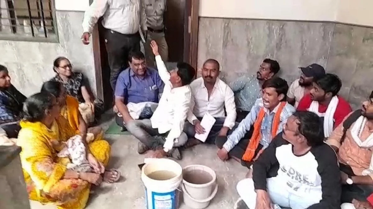 गटारीचे पाणी घरात व मंदिरात; संतप्त नागरिकांनी गटारीचे पाणी आणून केला निषेध