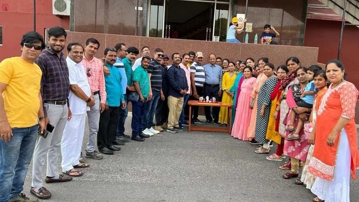३३ वर्षांनी शाळेतल्या मित्र-मैत्रिणींची झाली भेट; आयुष्याच्या उतारवयात विमानाची सफर