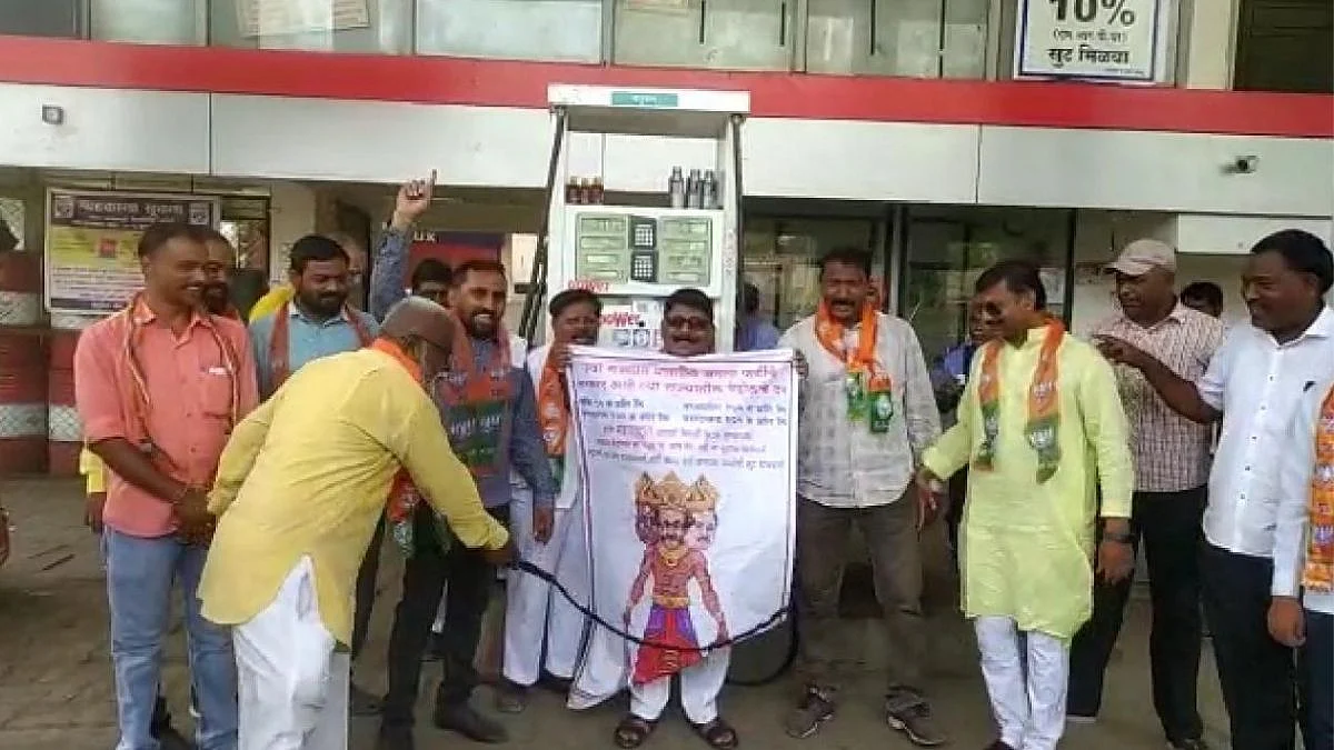 पेट्रोल, डिझेल दरवाढीविरोधात भाजपचे चाबूक मारो आंदोलन