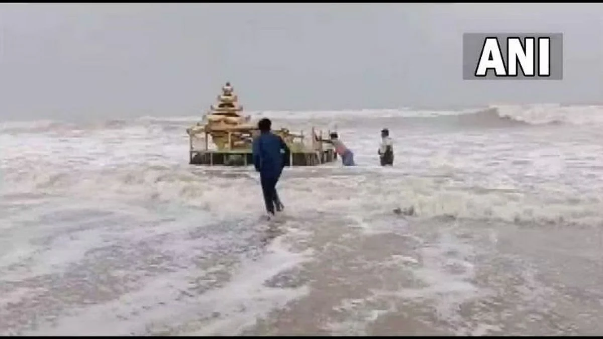 असनी चक्रीवादळाचा प्रभाव, किनाऱ्यावर वाहून आला 'सुवर्ण रथ'...(पाहा Video)