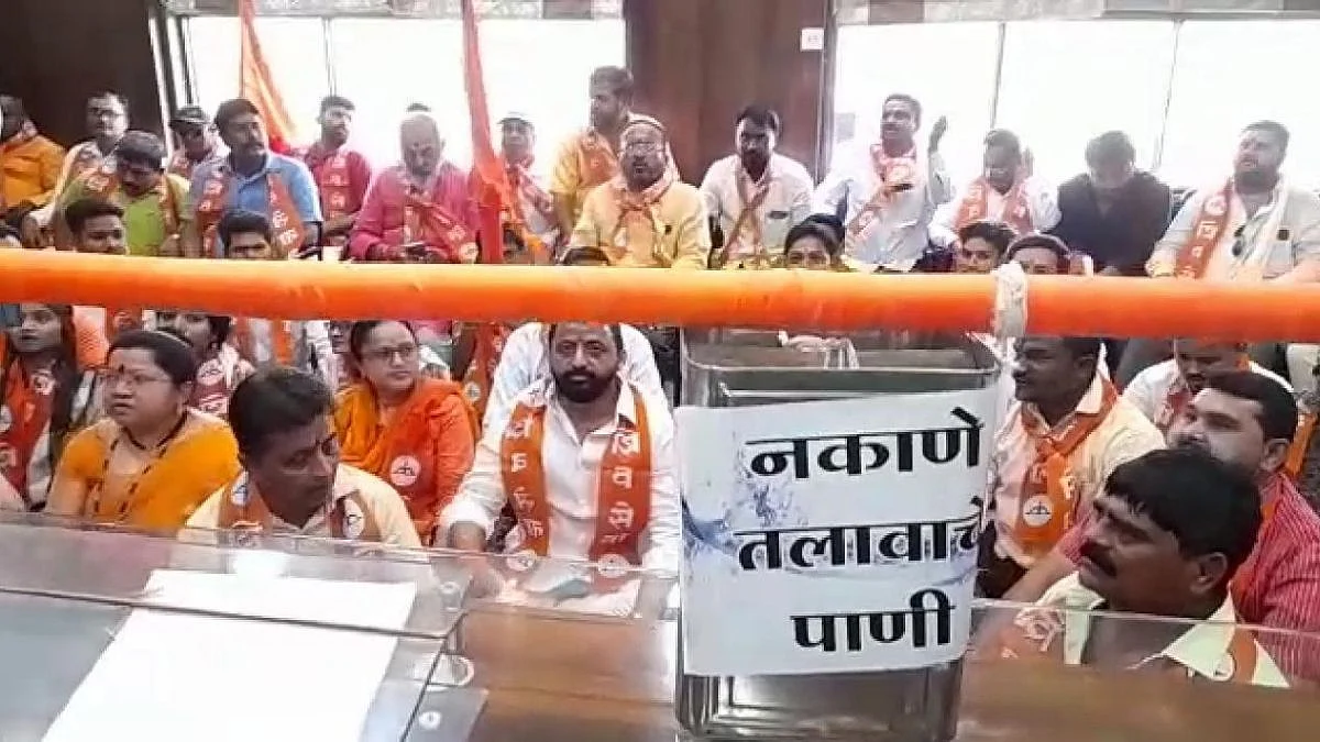 शिवसेनेची कावड यात्रा; मनपा, भाजपचा निषेध