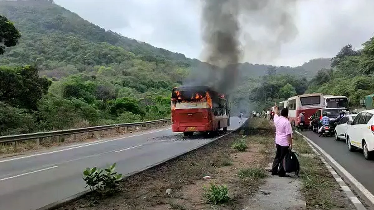 Mumbai Goa Highway: मुंबई सेंट्रल- महाड बस जळून खाक; प्रवासी सुखरुप