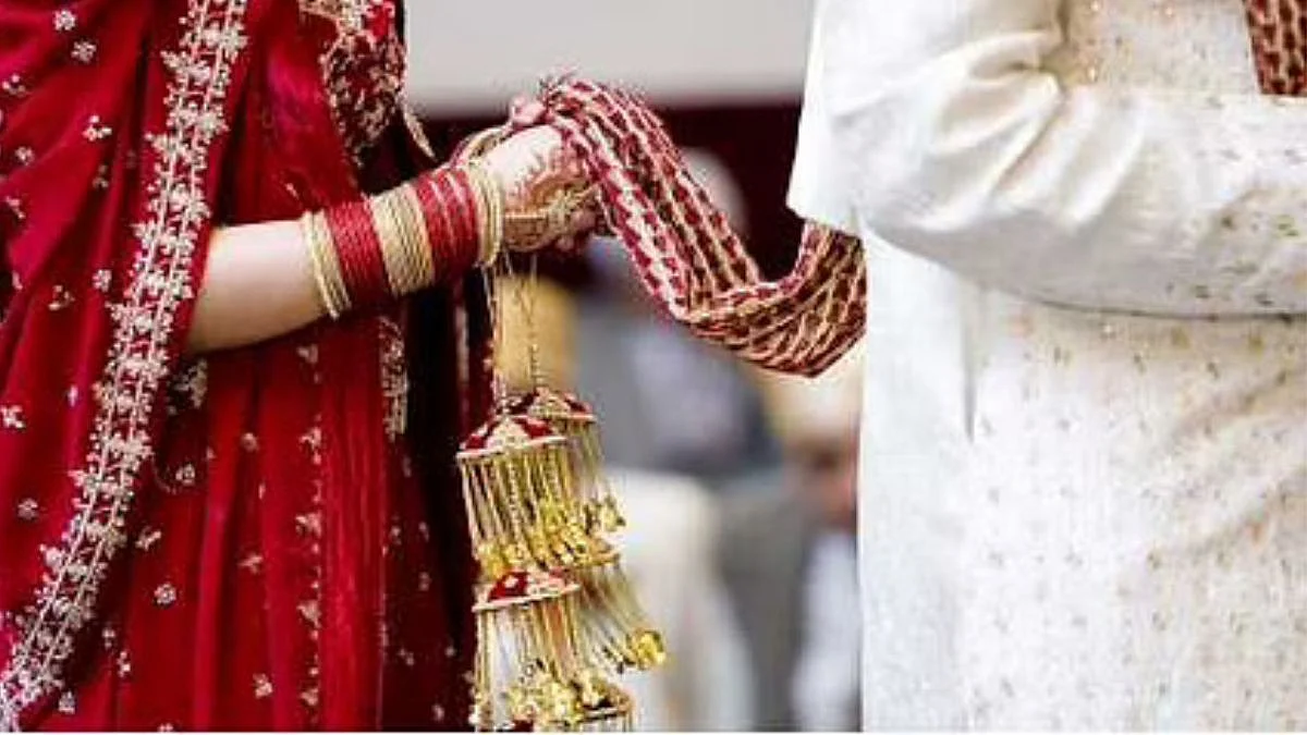 नवरदेवाला लग्नात शेरवानी घालणे पडलं महागात; भरमंडपात दोन्ही पक्षांचा तुफान राडा