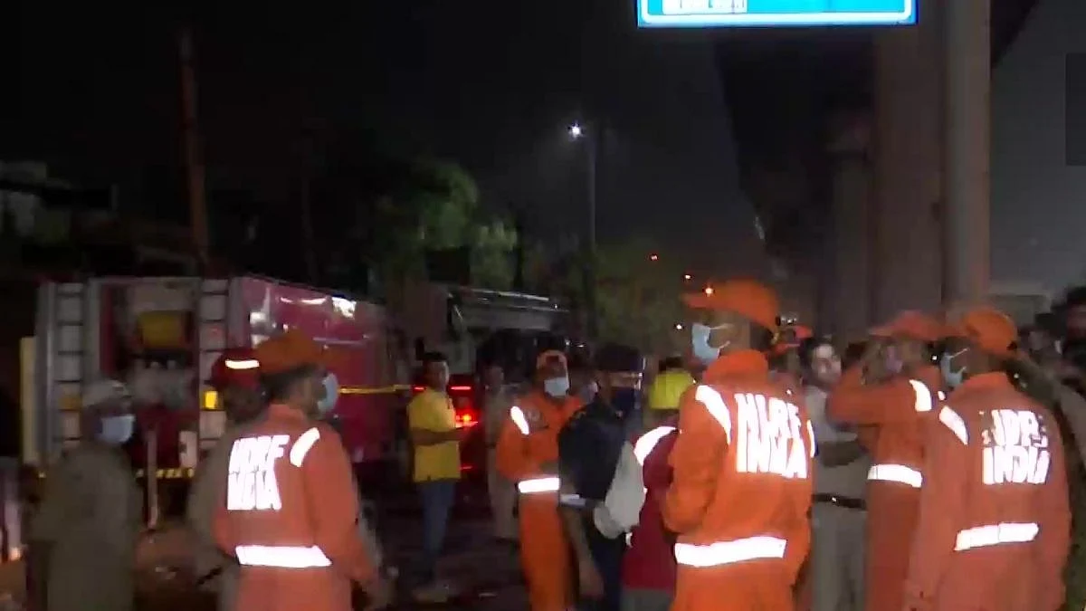 Delhi Fire : दिल्लीत इमारतीला भीषण आग, २७ जणांचा होरपळून मृत्यू