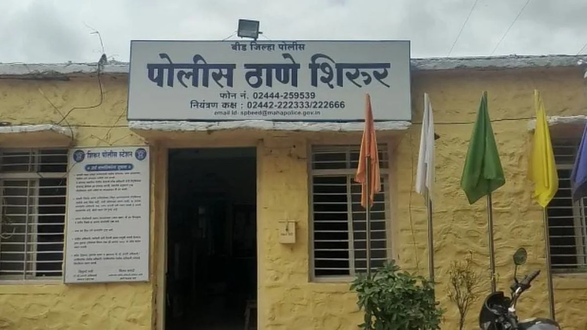 भुईमूग राखणाऱ्या वृद्ध शेतकऱ्याचा धारदार शस्त्राने भोसकून खून