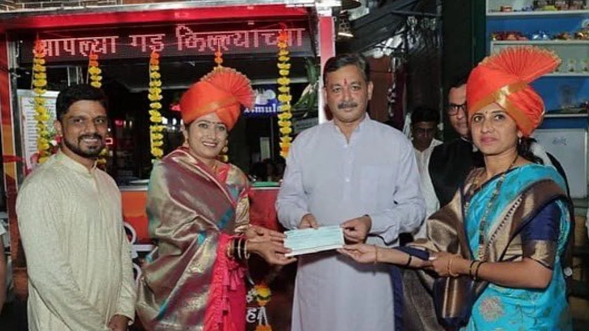 चहाविक्रीच्या कपामागील रुपया शिवरायांच्या गडकिल्ले संवर्धनासाठी; राजेंनी केले कष्टक-यांचे काैतुक