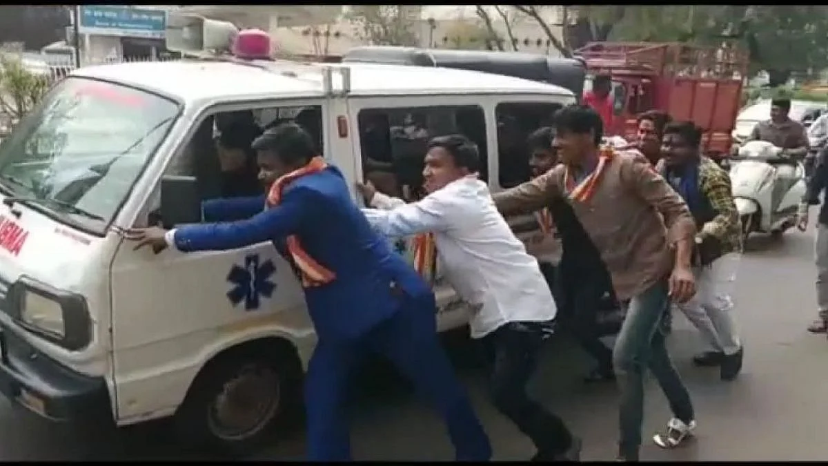 बंद पडलेल्या रुग्णवाहिकेला धक्का देऊन पोहंचवले रुग्णालयात
