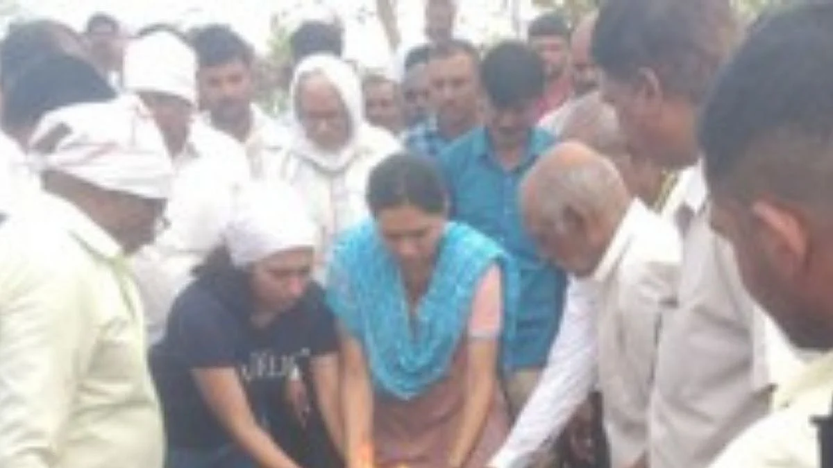 मुलींनी दिला पित्यास मुखाग्नी; मुलगा नसल्याने कर्तव्य पाडले पार