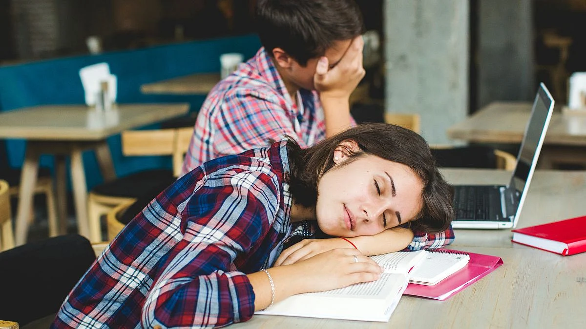 जाणून घ्या, पॉवर नॅपचे फायदे आणि झोप किती वेळ असावी?