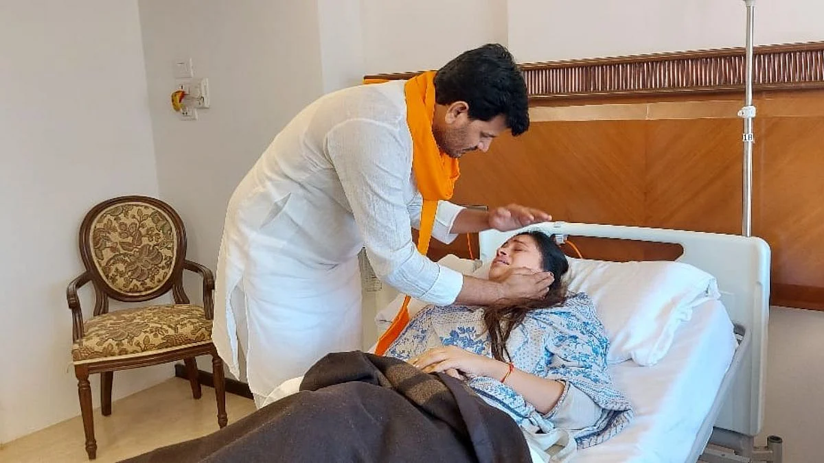 रवी राणा बाहेर येताच म्हणाले...; पतीला पाहताच नवनीत राणांना अश्रू अनावर