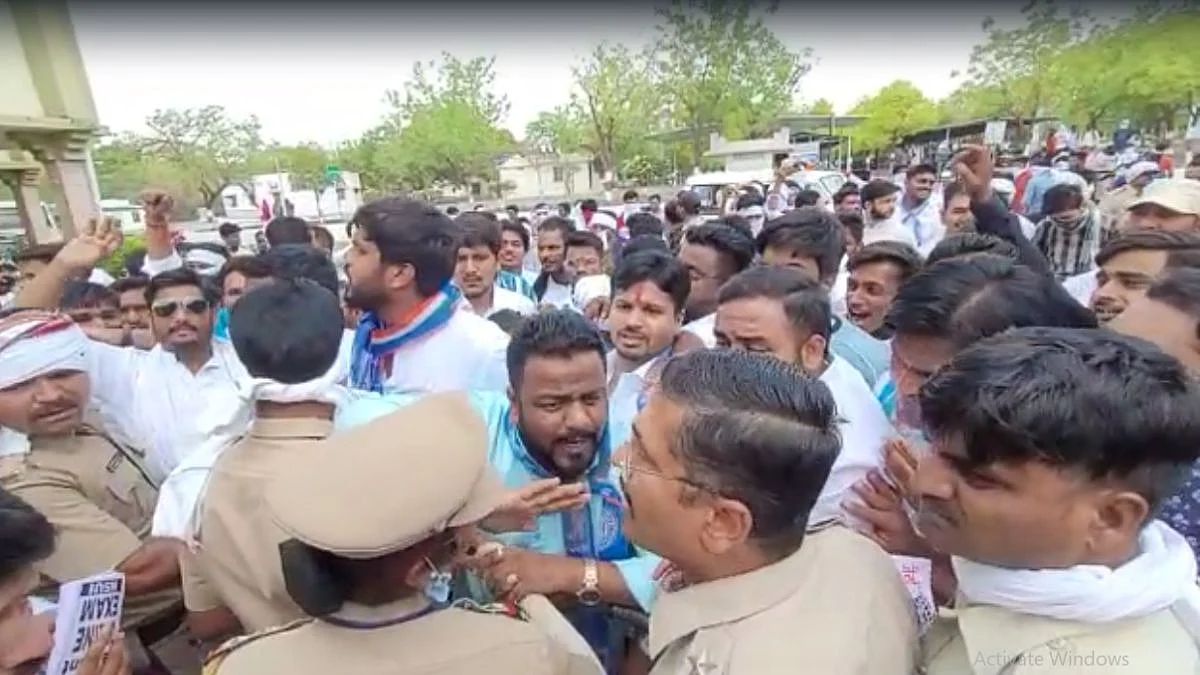 संत गाडगेबाबा अमरावती विद्यापीठात NSUI चे आंदाेलक पाेलीसांना भिडले; वातावरण तंग