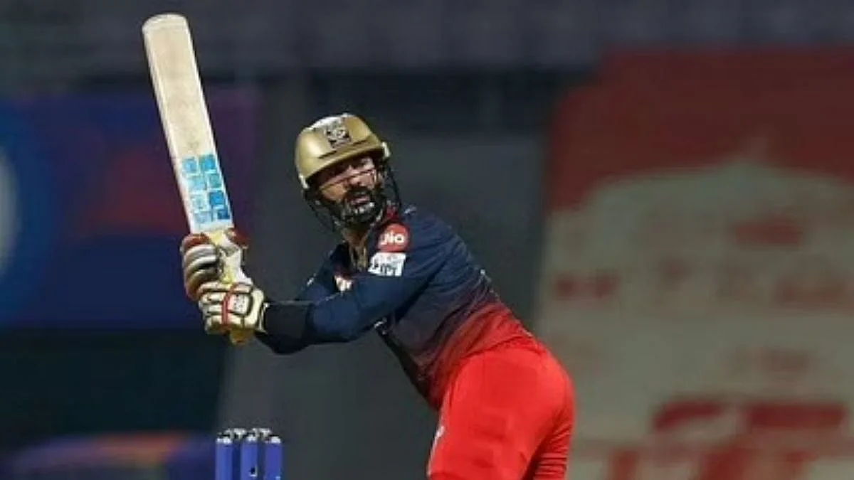 दिनेश कार्तिकला क्वालिफायर २ सामन्याआधीच दणका, जाणून घ्या काय आहे प्रकरण?
