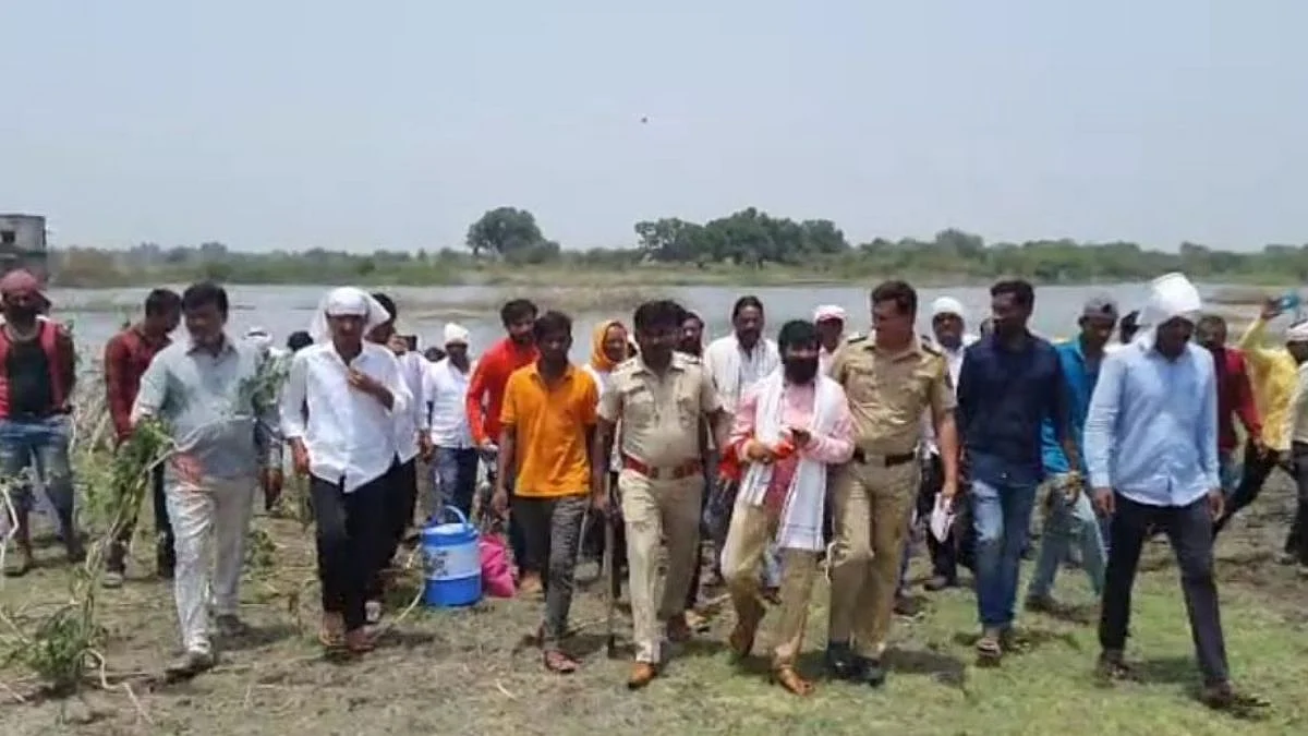 कारखान्याला ऊस न गेल्याने शेतकऱ्याचा जलसमाधी घेण्याचा प्रयत्न
