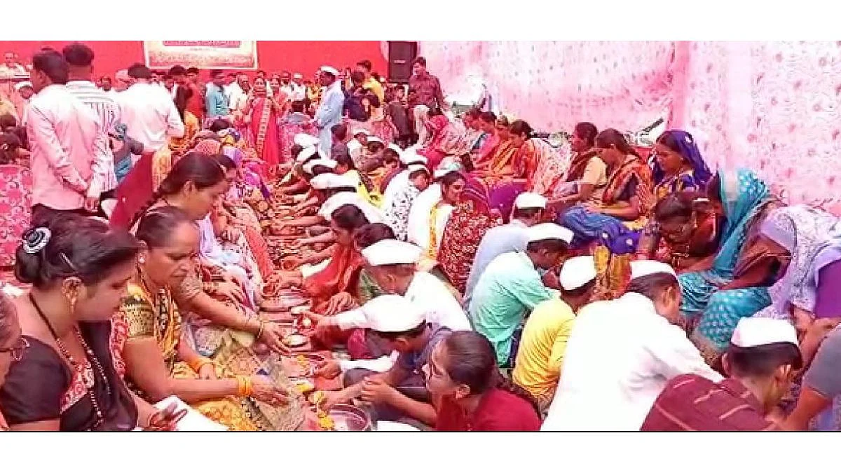 Mothers Day: पवित्र स्थळावरील पाण्याने धुतले आईचे पाय