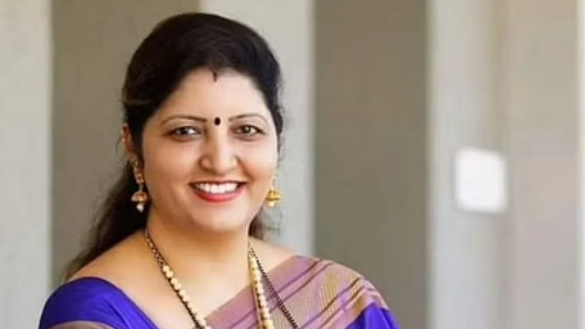 रूपाली चाकणकर यांच्याविरोधात आक्षेपार्ह कमेंट; बार्शीत २८ जणांविरोधात गुन्हा दाखल
