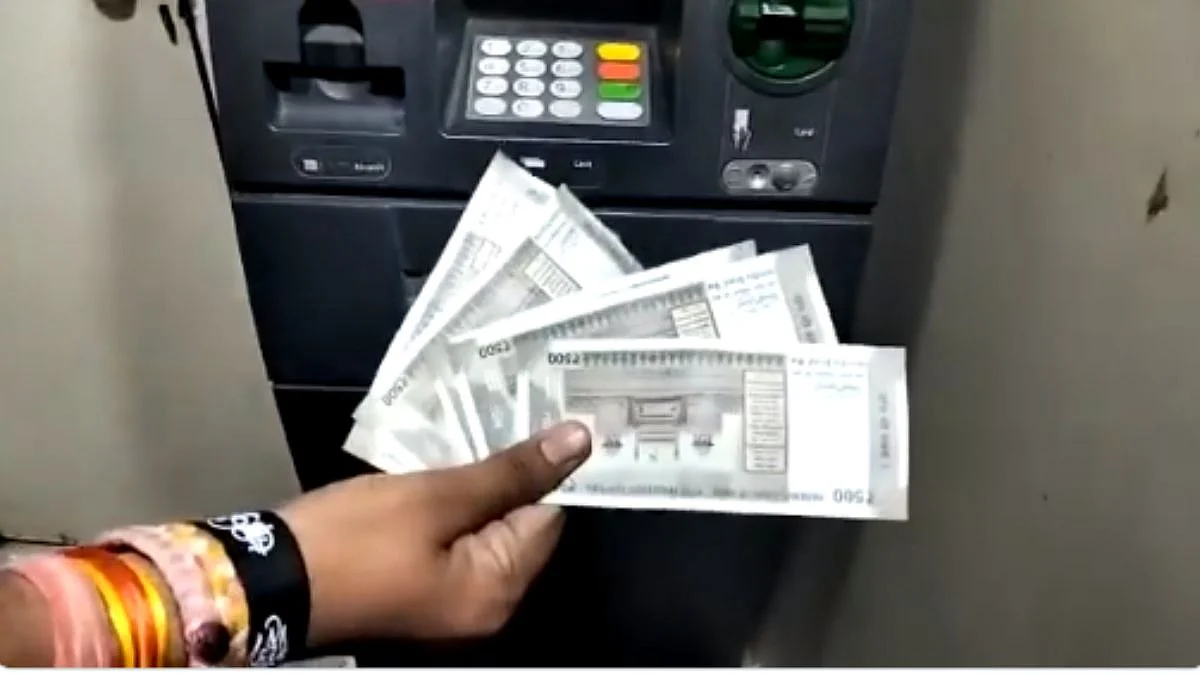 ATM मध्ये तांत्रिक बिघाड; पाचशेचा विड्रॉल, निघाले अडीच हजार; पैसे काढण्यासाठी नागरिकांची तुफान गर्दी