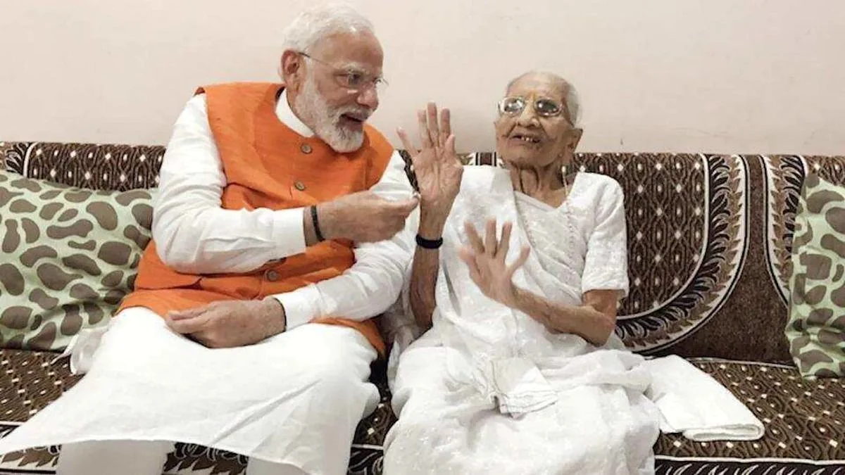 'बा'ची शतकपूर्ती; पंतप्रधान मोदी आईच्या भेटीला