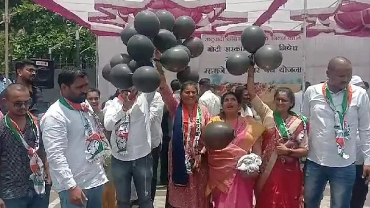 राष्ट्रवादीने हवेत सोडले काळे फुगे; अग्निपथ योजनेविरोधात धुळ्यात आंदोलन