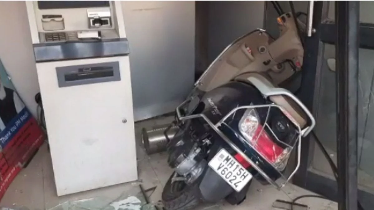 Nashik: चुकून रेस झाली गाडी अन् मुलगी घुसली थेट ATM मध्ये