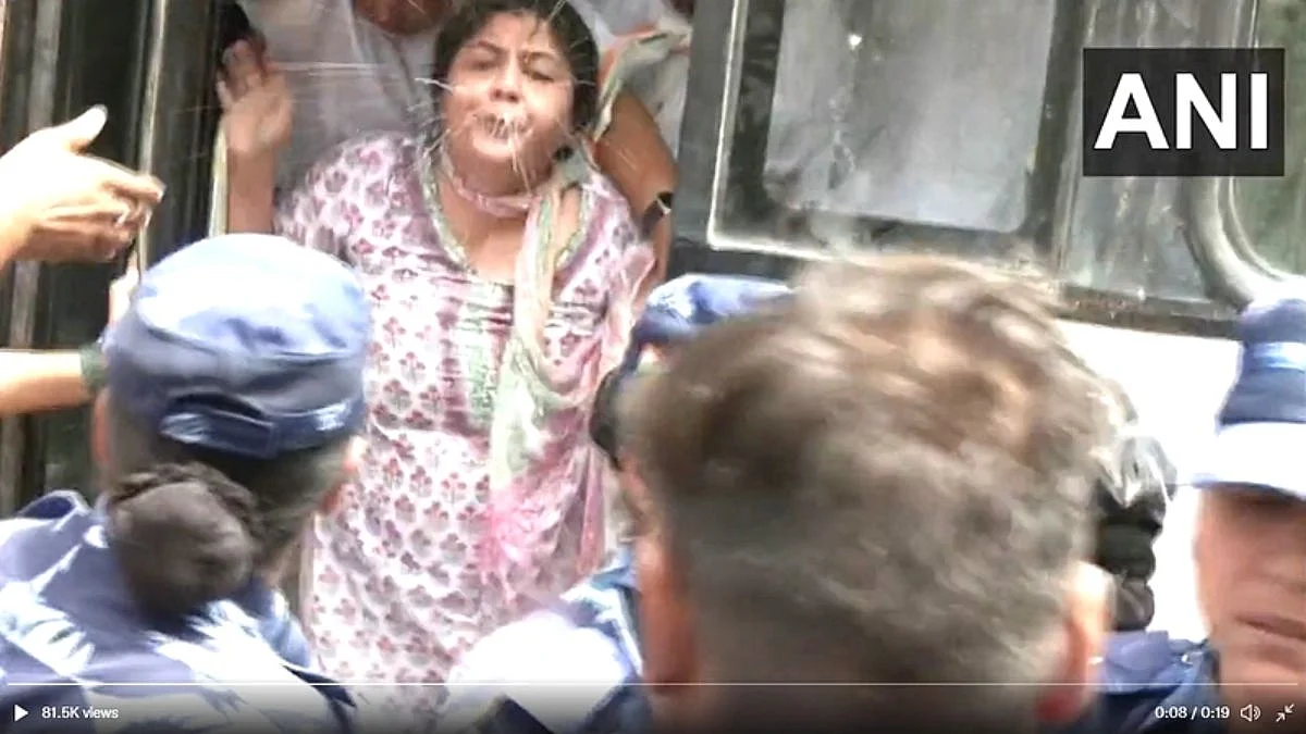 संतापजनक: महिला काँग्रेसच्या अध्यक्षा नेट्टा डिसोझा पोलिसांवर थुंकल्या; Video व्हायरल