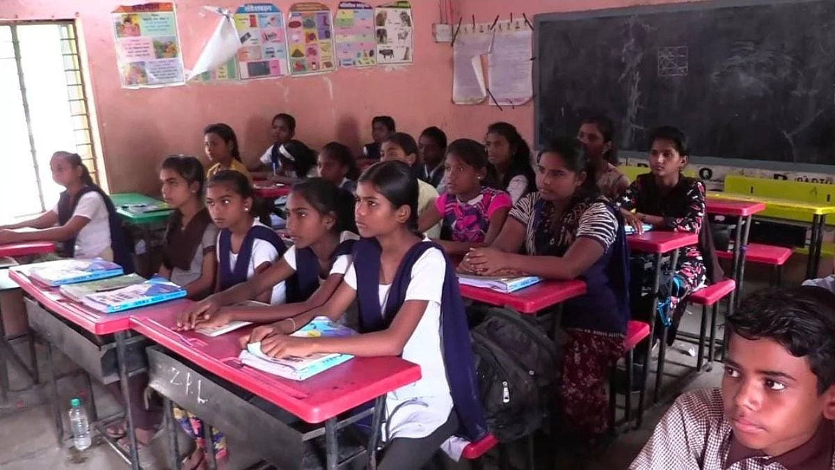 स्पर्धा परिक्षेची ओळख व्हावी यासाठी विद्यार्थ्यांना दिले मोफत धडे; आमचीशाळा तरुणांचा अभिनव ऊपक्रम