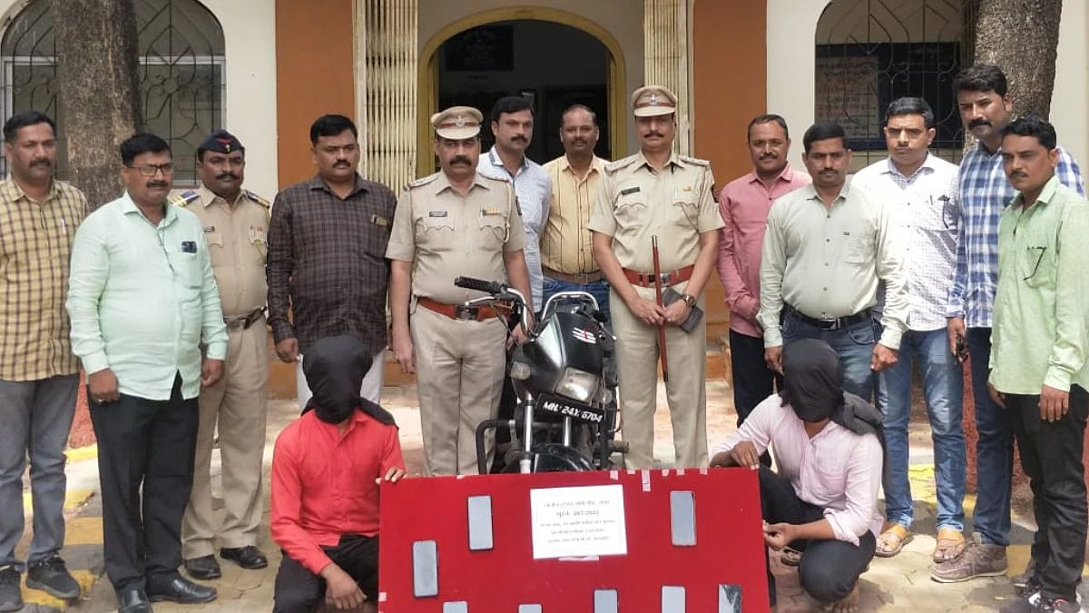 आठ माेबाईल, एका दुचाकीसह दाेन युवक अटकेत; गांधी चौक पोलिसांची कारवाई