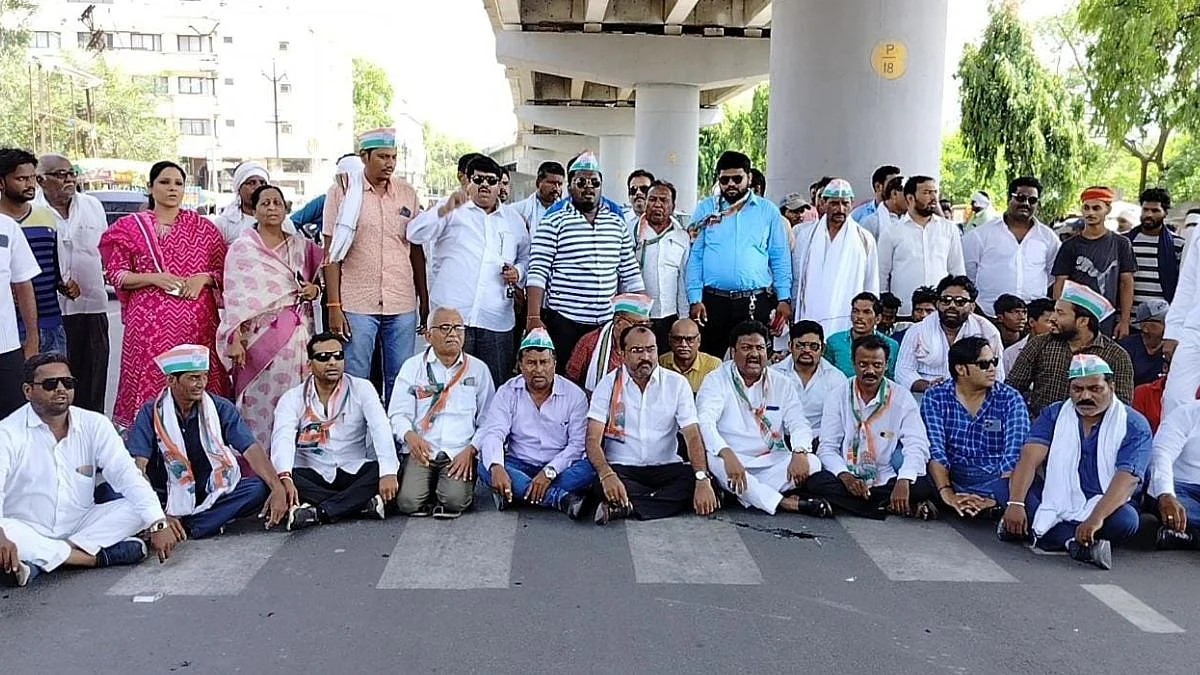 अकोल्यात काँग्रेस आक्रमक; मोदींच्या विरोधात घोषणाबाजी करत रास्तारोको