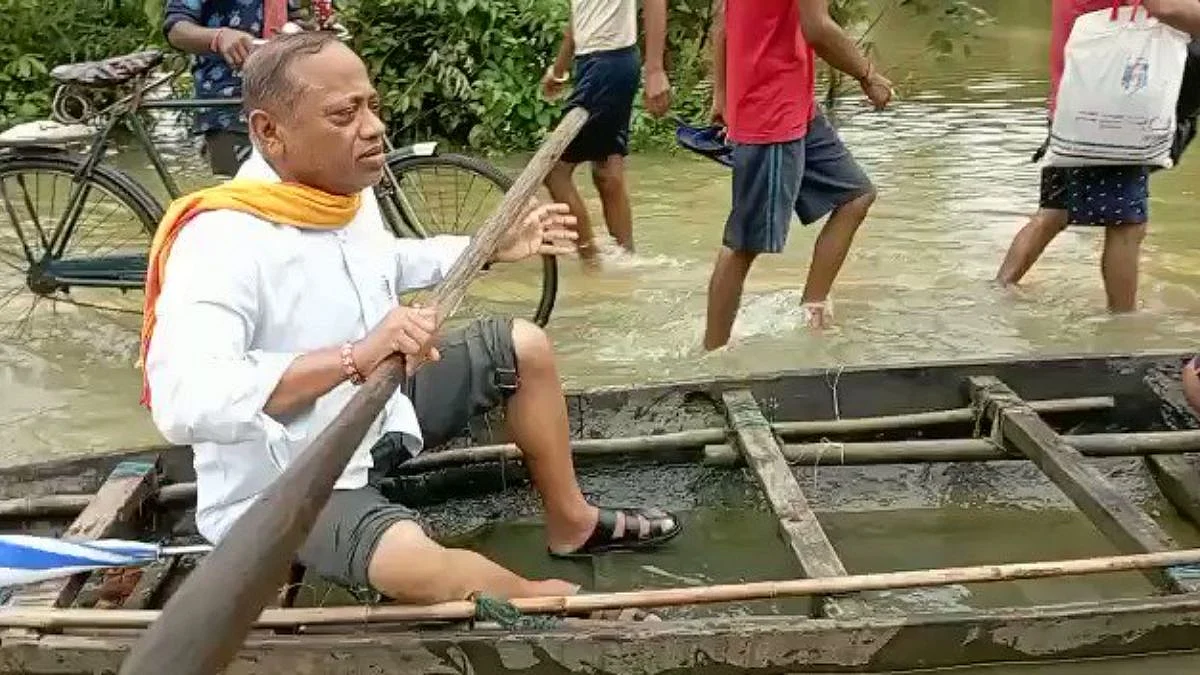 संकट काळात परिवहन मंत्री स्वत: बनले नाविक; रुग्णास पाेहचविले दवाखान्यात (व्हिडिओ पाहा)