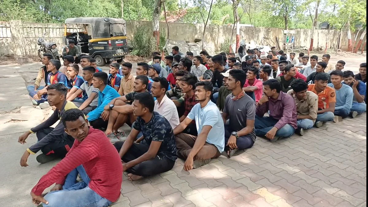 'अग्निपथ' ला विराेध करण्यास जमलेल्या युवकांना पाेलीसांनी घेतलं ताब्यात