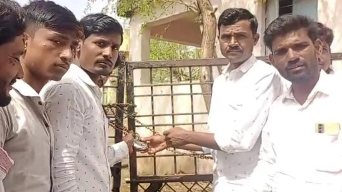 बीडमध्ये शिक्षकांच्या बदलीसाठी ग्रामस्थ आक्रमक; जिल्हा परिषदेच्या शाळेला ठोकलं कुलूप