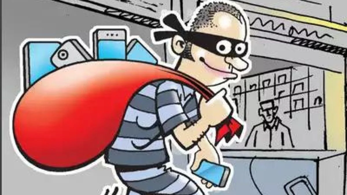 बोलण्यात गुंतवुन ठेवत अकरा मोबाईल लांबविले; चोरटे पितापुत्र अटकेत