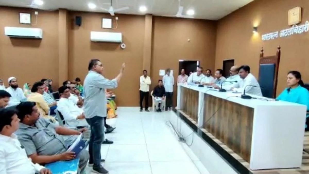 नगरपरिषदेच्या सभेत विरोधकांची बॅनरबाजी; १४ कोटींच्या कामांची निविदा रद्दचा मुद्दा