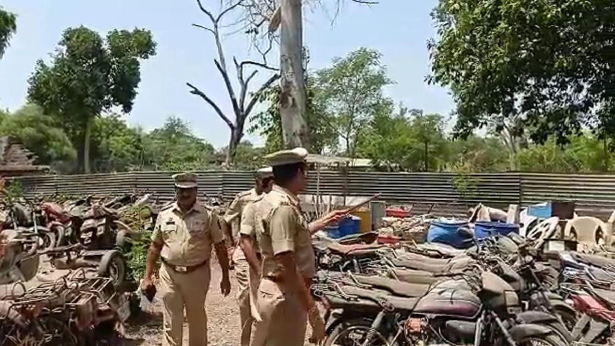 जप्त दुचाकींचा लिलाव; सात लाखाची बोली