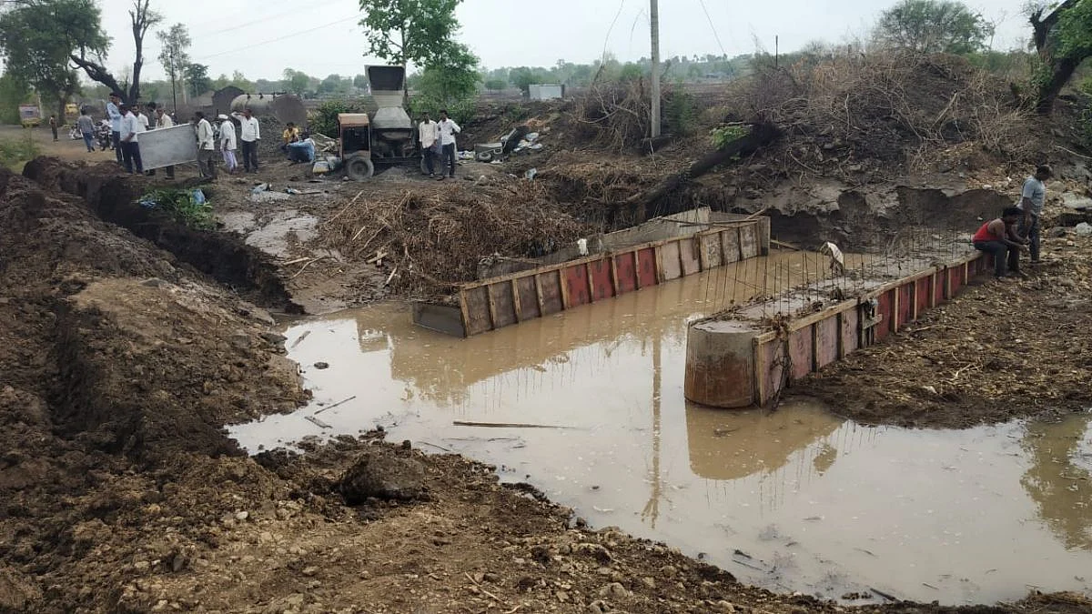 ठेकेदाराच्या हलगर्जीपणामुळे पहिल्याच पावसात चार गावांचा संपर्क तुटला...