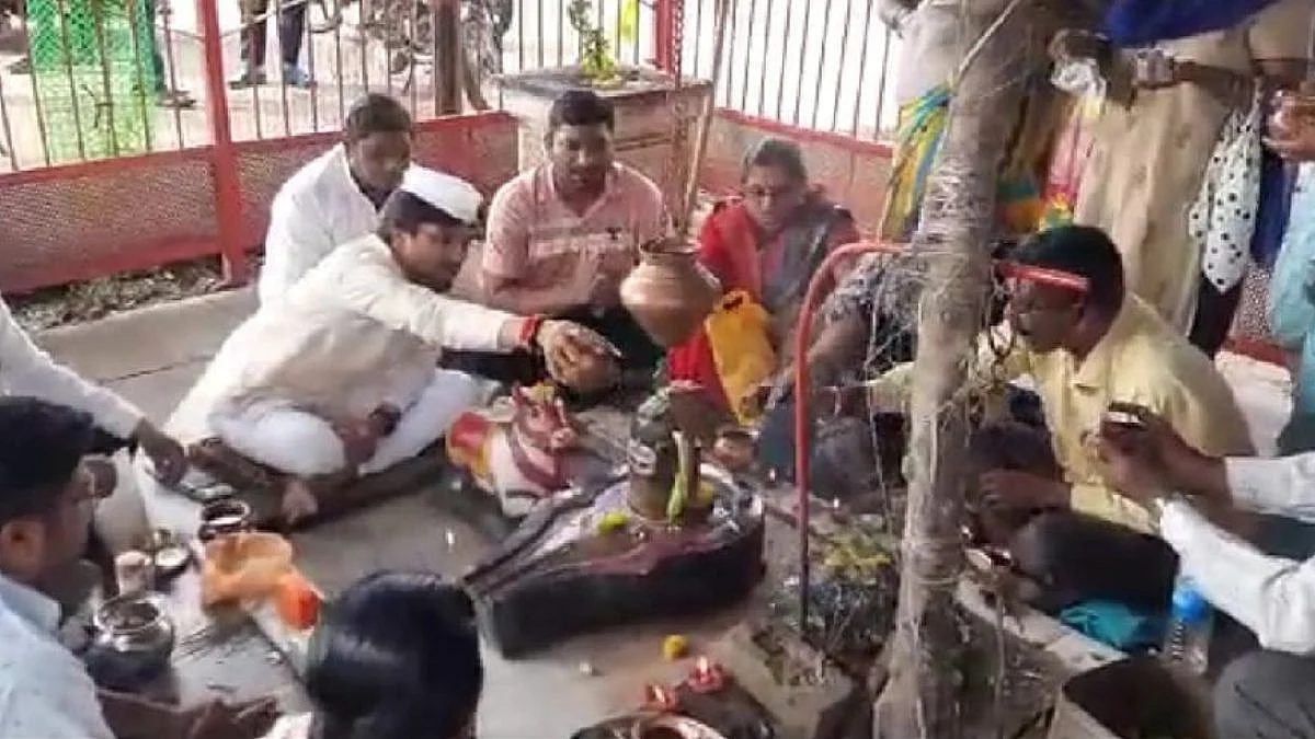 खडसेंच्या विजयासाठी जळगावात महादेवाला दुग्धाभिषेक, पायी वारी