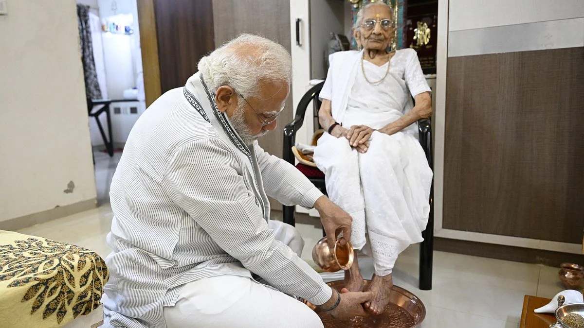 पंतप्रधान मोदींनी धुतले आईचे पाय; वाढदिवसानिमित्त काय गिफ्ट दिलं? वाचा...