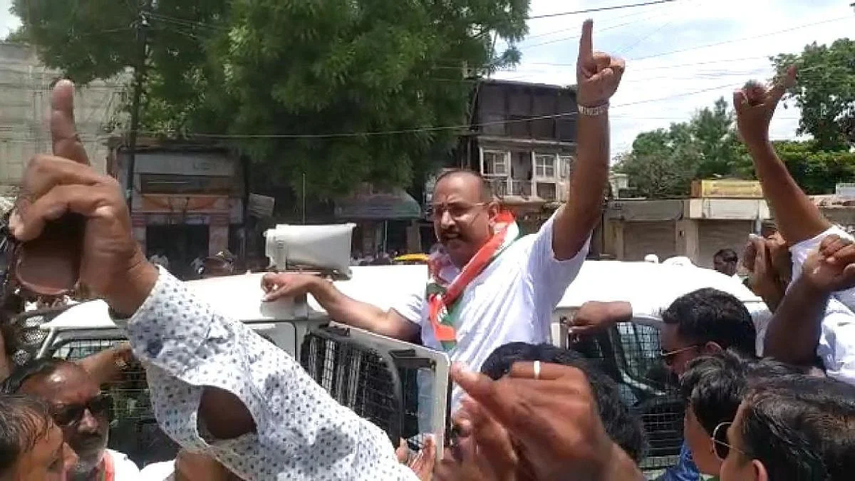 ईडी चौकशीचा निषेध; धुळ्यात काँग्रेसकडून रास्ता रोको