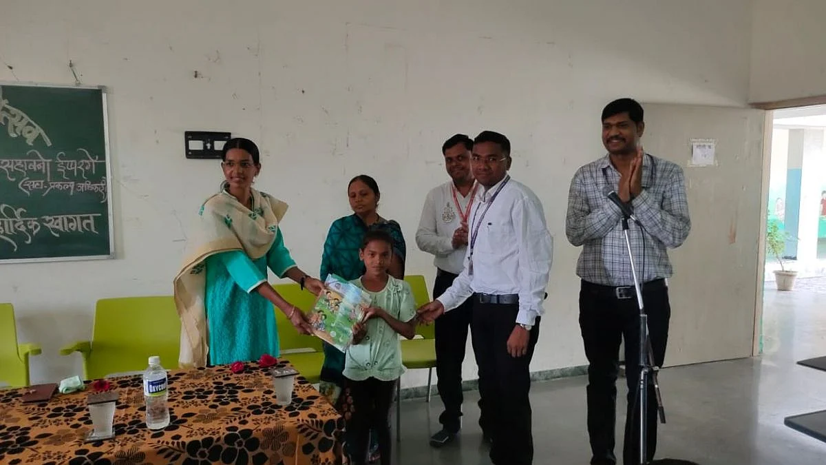 शाळेचा पहिला दिवस; विद्यार्थ्यांवर पुष्पवर्षाव करत स्वागत, पाठ्यपुस्तकांचे वाटप