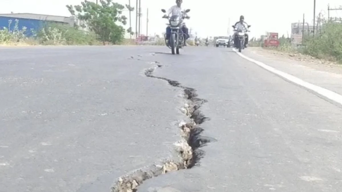 निकृष्ठ दर्जाचे काम; कोळदा- खेतीया रस्त्याला मोठे तडे