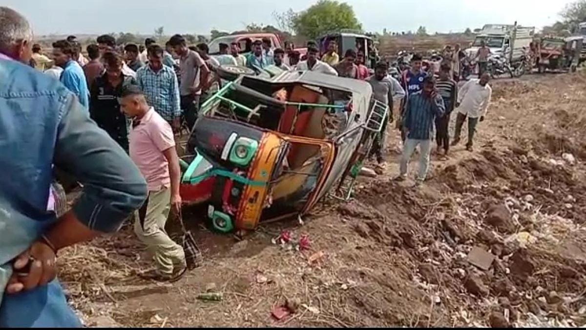 रेल्वे गेटजवळ डंपरची ॲपे रिक्षाला धडक; सहा प्रवासी गंभीर जखमी