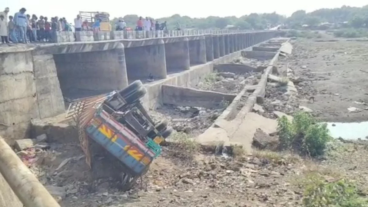 चालकाचा ताबा सुटल्याने ट्रक थेट नदीपात्रात; सुदैवाने जीवित हानी टळली