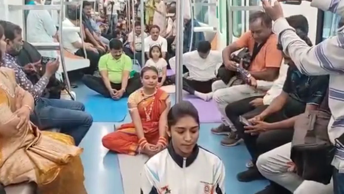 नागपुरात धावत्या मेट्रोमध्ये योगदिवस साजरा; नागपूर विद्यापीठाचा अभिनव उपक्रम