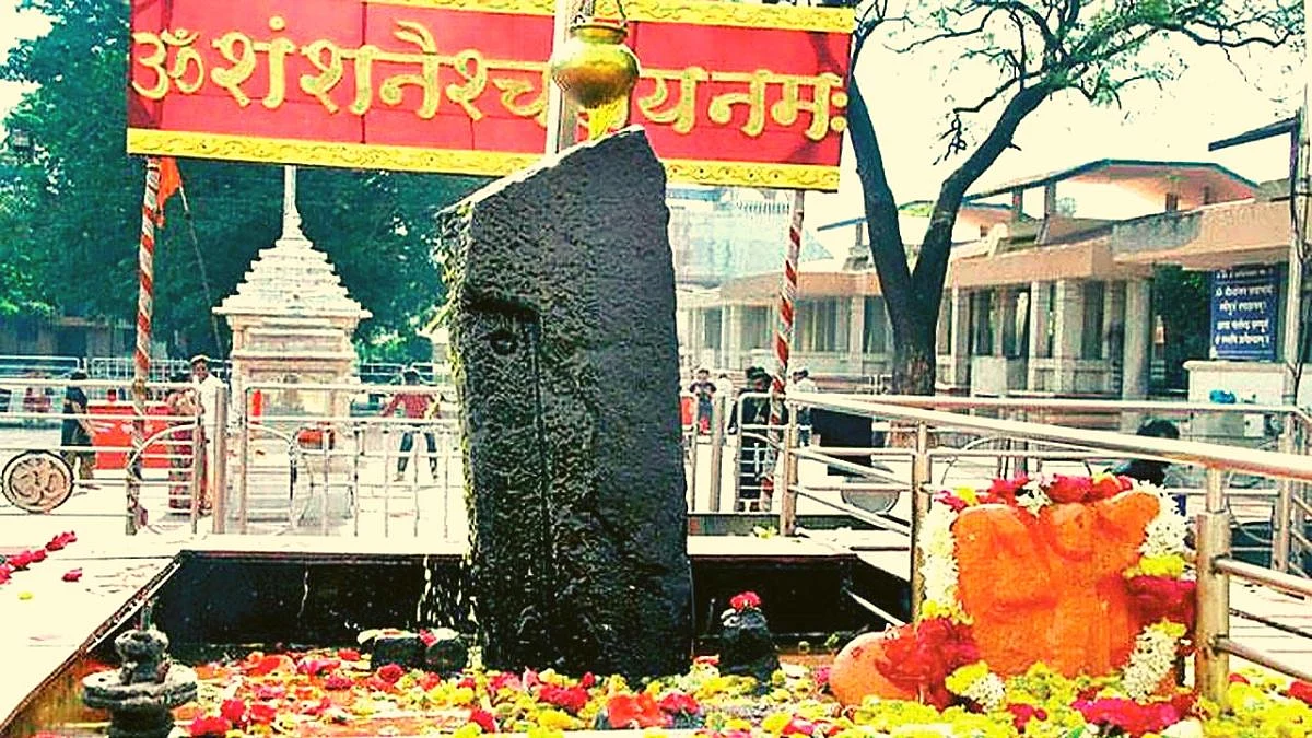 मोठी बातमी! शनिशिंगणापूरमध्ये चौथऱ्यावर आता महिलांनाही शनिदेवाला तैलाभिषेकाची परवानगी