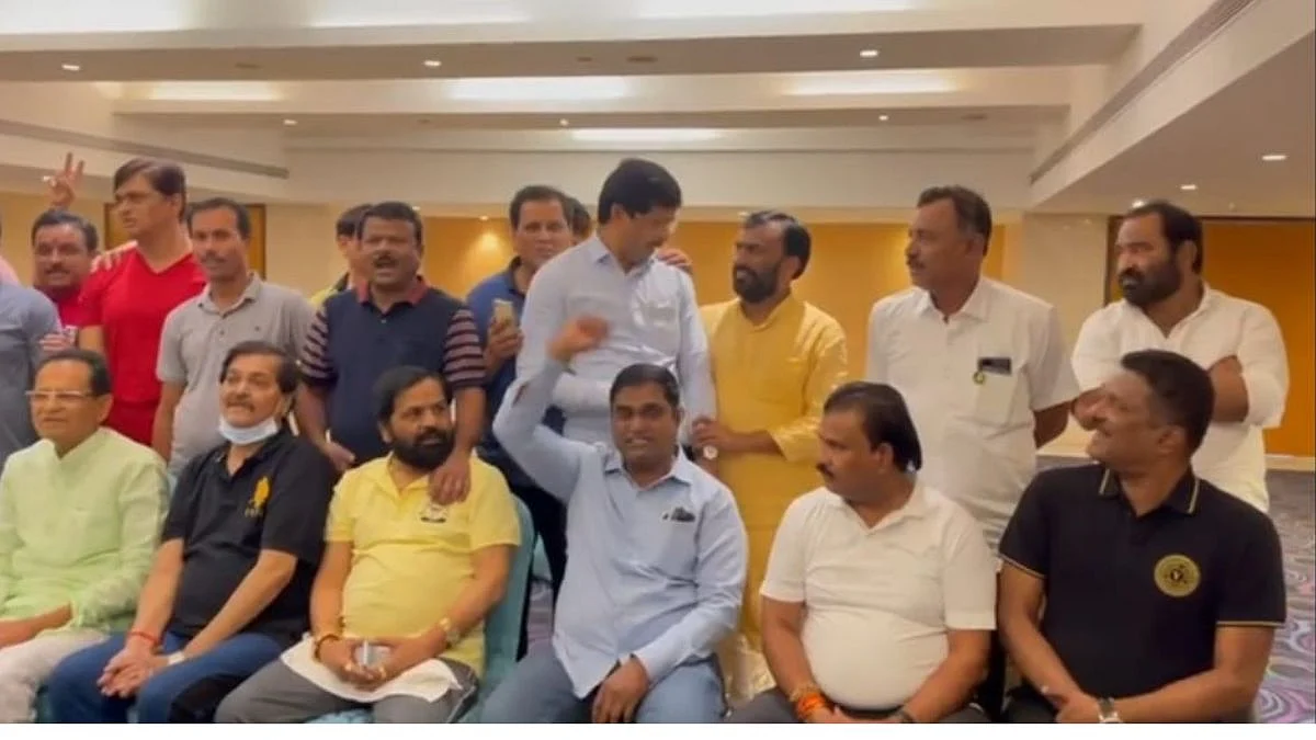 व्हय की, ताेंड लपवणारा आमदार आपलाच ! एकनाथ शिंदेंचा व्हिडीओ व्हायरल; गावात चर्चाच चर्चा