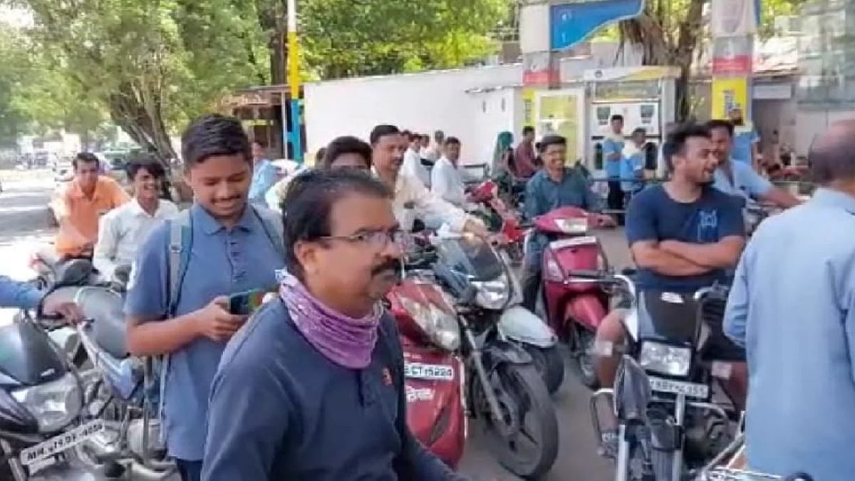 जळगावात ५४ रूपये पेट्रोल; मनसेचा उपक्रम पंधरा मिनिटाच संपला